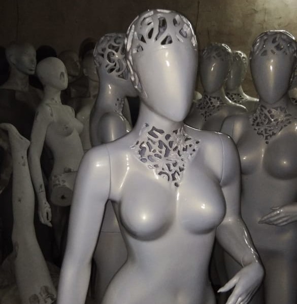 female-mannequin-oval
